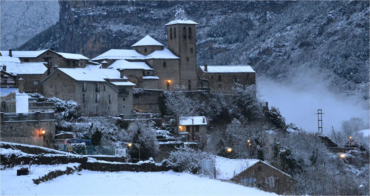 Ansicht von Torla-Ordesa im Winter nach einem starken Schneefall