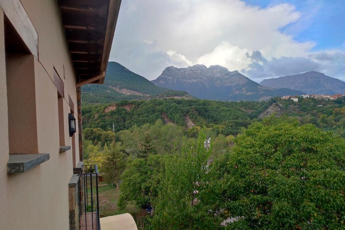 Dall'hotel di Escalona a Huesca, si possono ammirare le viste dei Pirenei.